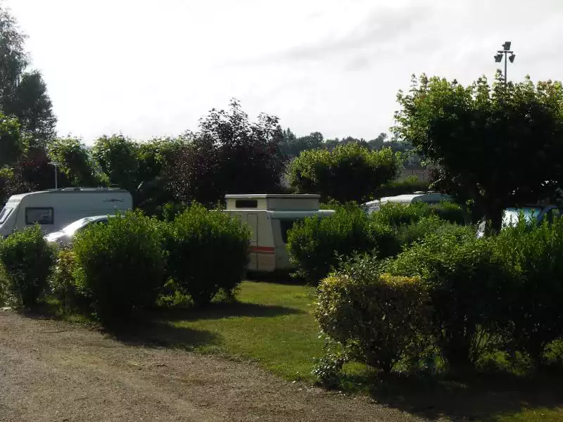emplacement camping caravane au bord du lac de Vassiviere dans le Limousin